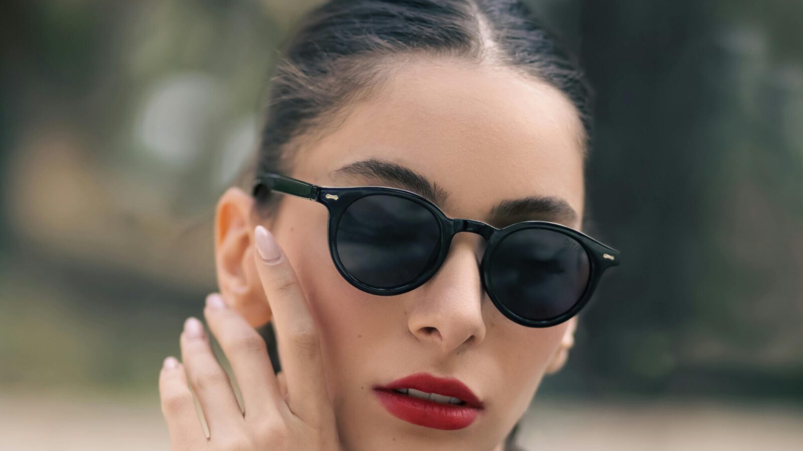 Fotografía de una mujer con gafas de sol