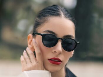 Fotografía de una mujer con gafas de sol