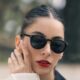 Fotografía de una mujer con gafas de sol